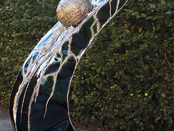 Edelstahlskulptur mit Farbe